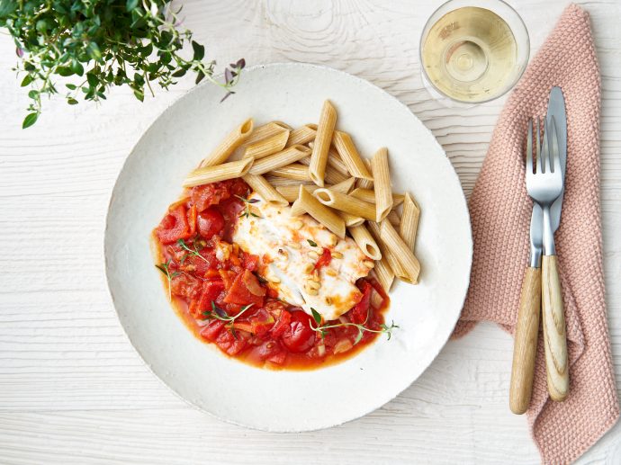 Recette de pâtes complètes au cabillaud, sauce tomates-poivrons