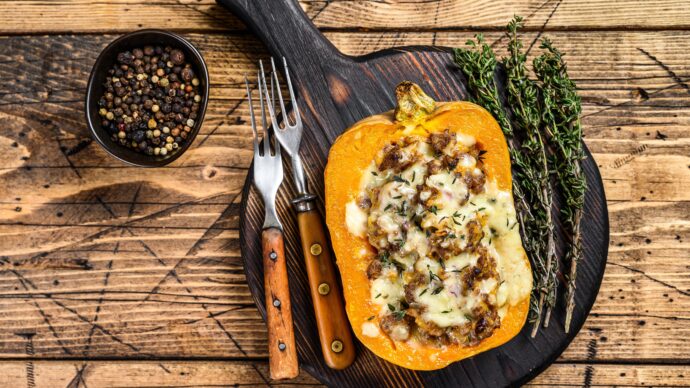 Butternut farçie au bœuf, petits légumes et fromage