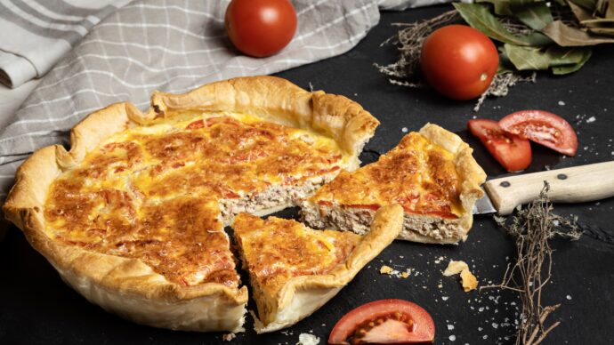 Quiche au thon, tomates et poireaux