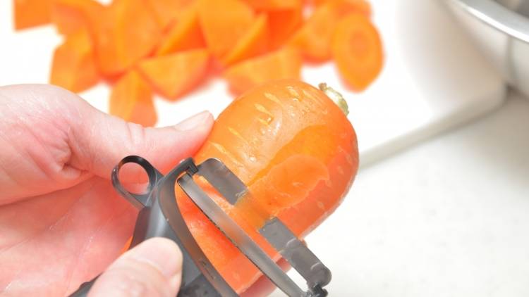 〈にんじんの皮〉むくのが正解？むかないのが正解？栄養価はどのぐらい違う？管理栄養士が回答