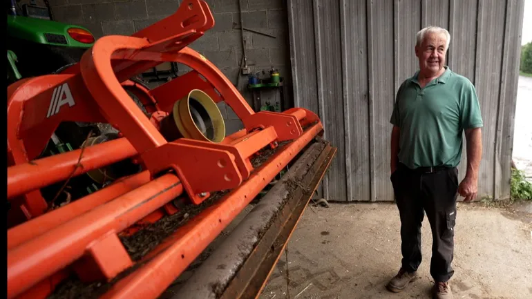 Bruno Wibrin, entrepreneur agricole en province du Luxembourg, utilise régulièrement un gyrobroyeur à marteaux pour ses travaux de fauchage.