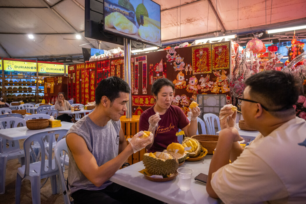 吉隆坡榴莲乐园的食客们。榴莲餐厅和街边摊位深受当地居民和游客喜爱。