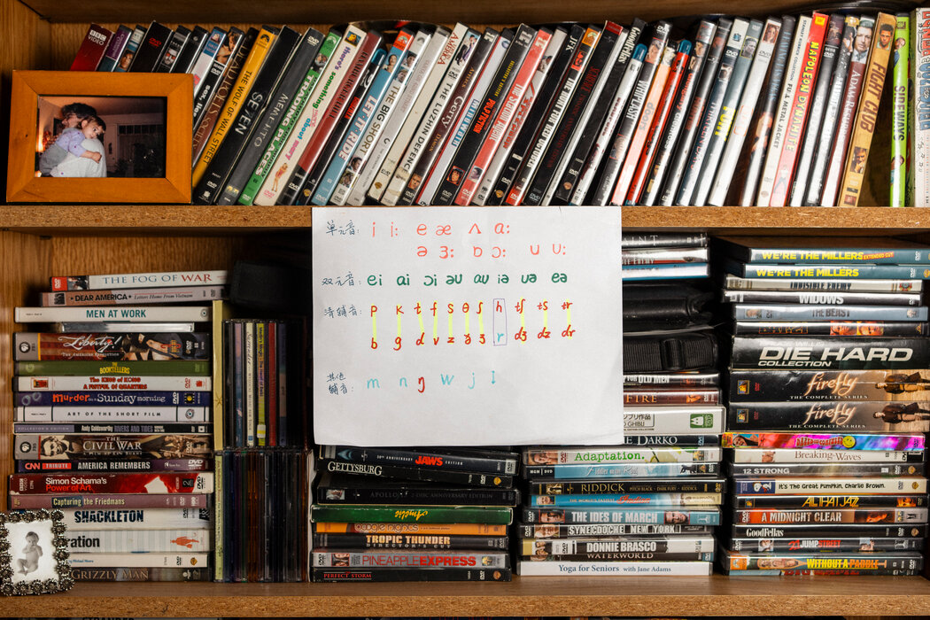 家中墙上贴着一张英语字母发音表，用来帮助梁红练习英文字母的发音。