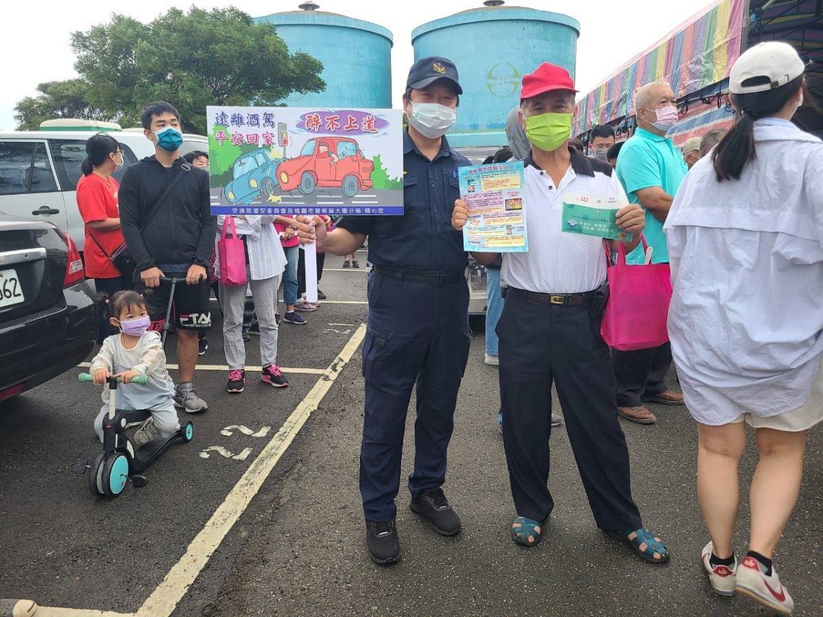大園警前進健走活動 宣導反詐騙、交通安全