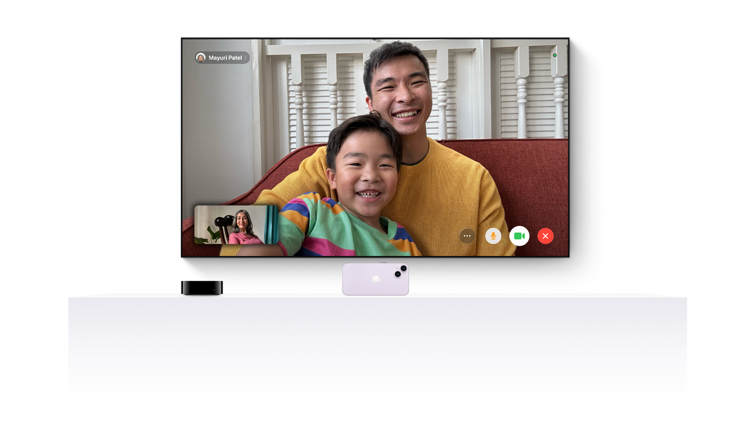 Un Apple TV 4K conectado a un iPhone muestra FaceTime en una televisión de pantalla plana