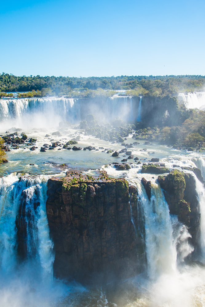 Survol des chutes d'Iguazu