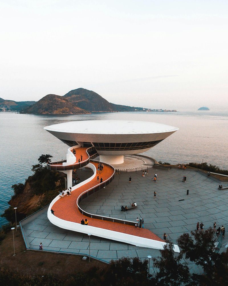 Visite du Musée d’Art Contemporain de Niterói, chef-d’œuvre signé Oscar Niemeyer, offrant une vue imprenable sur Rio.