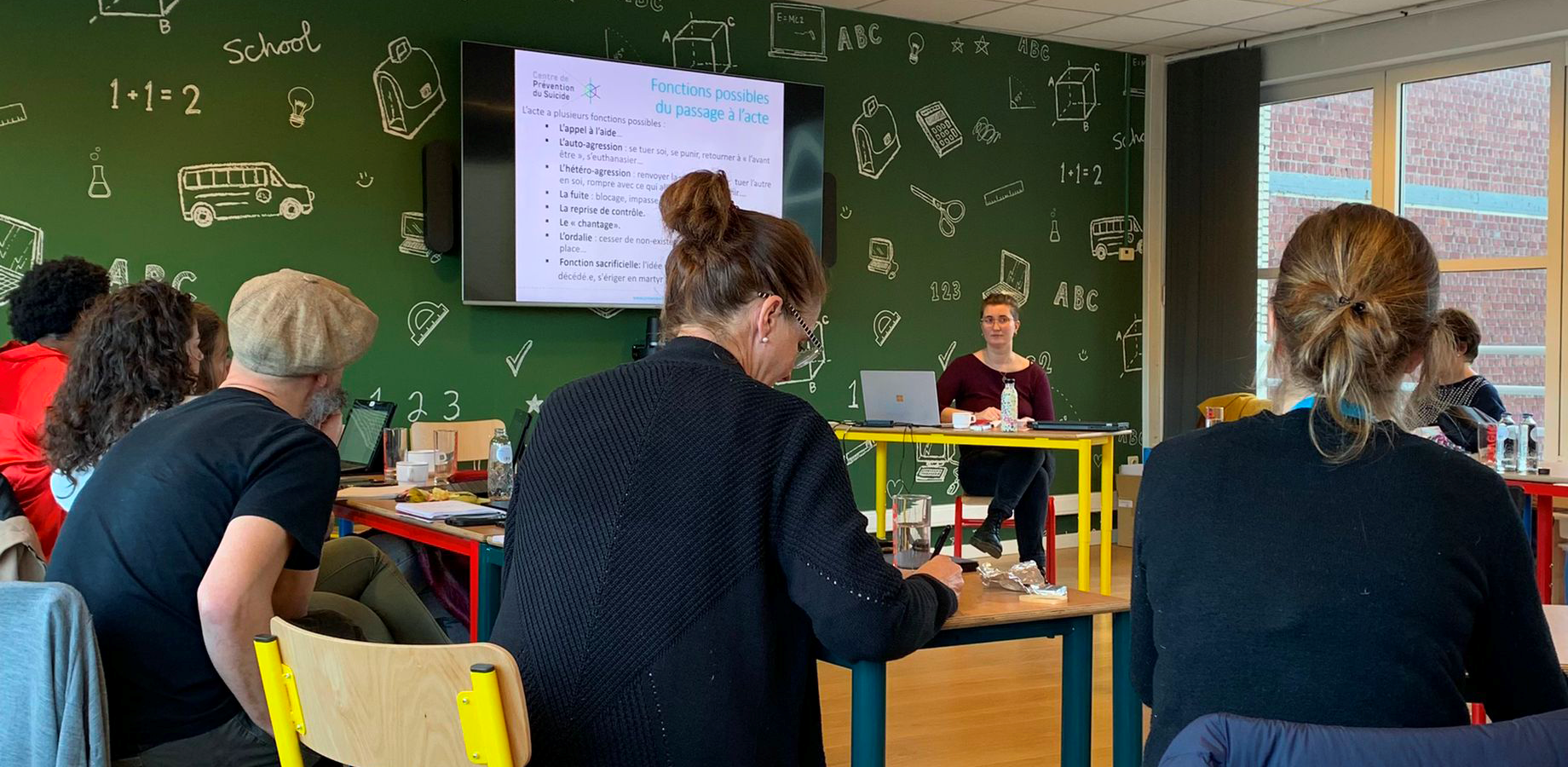 Une formatrice donne une formation ou une sensibilisation sur la prévention du suicide