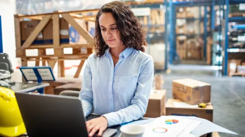 Mujer trabajando en una computadora portátil