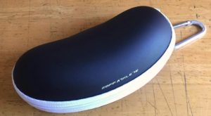 スポーツを意識した専用のケース。カラビナは邪魔かもw