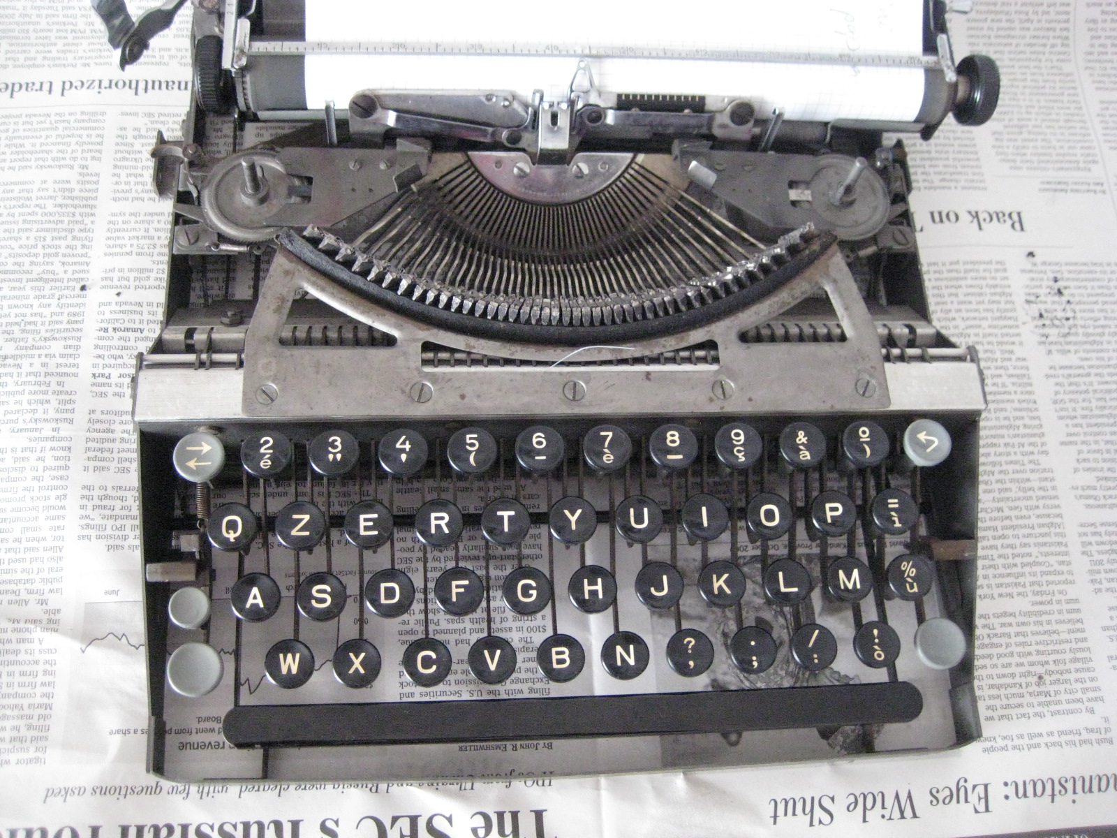 A photo of an Italian QZERTY keyboard/typewriter on a Hermes Baby