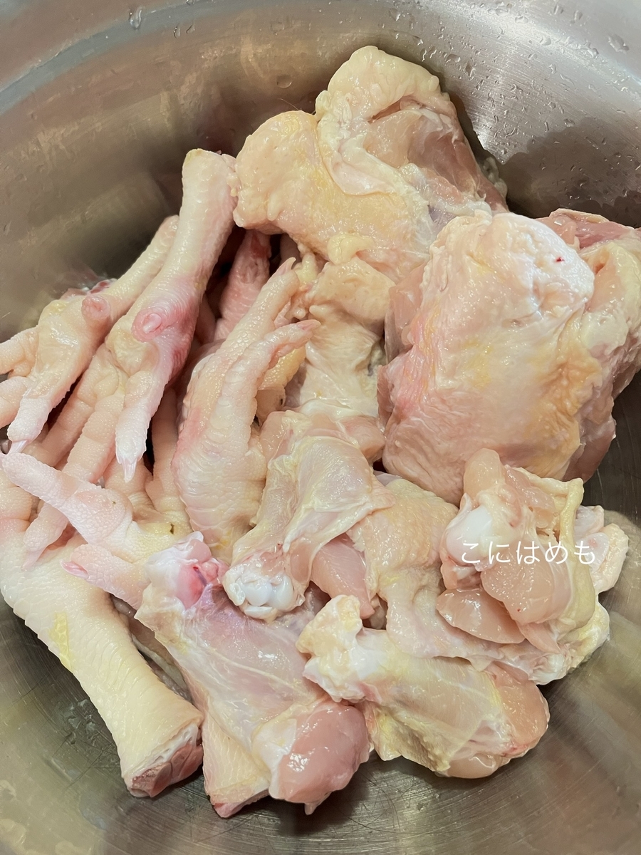 鶏ガラ、手羽元、もみじ、生姜、にんにく、青ネギ、塩を入れて煮る。