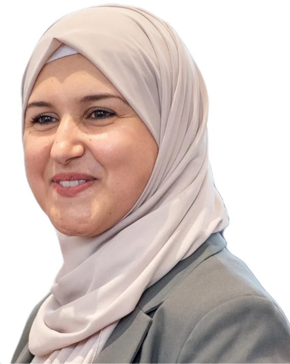 une jeune femme voilée avec un sourire