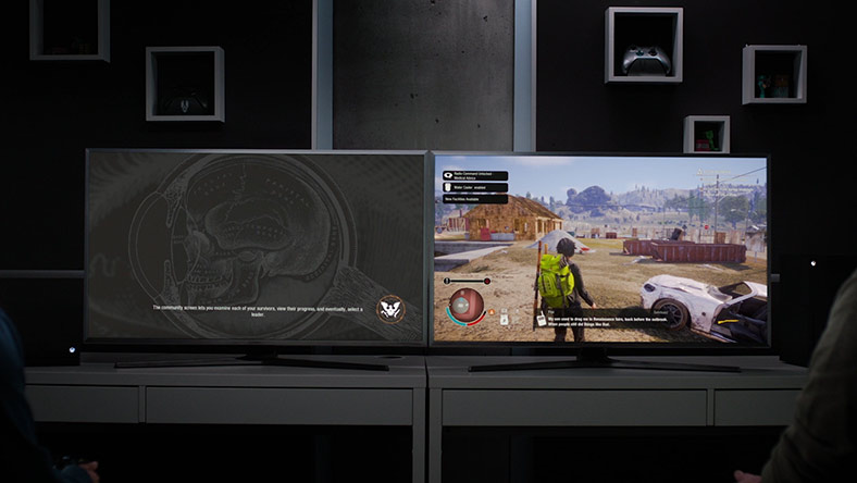 Screenshot of 2 televisions, the one on the left is still loading, while the one on the right has already loaded and gameplay has started.