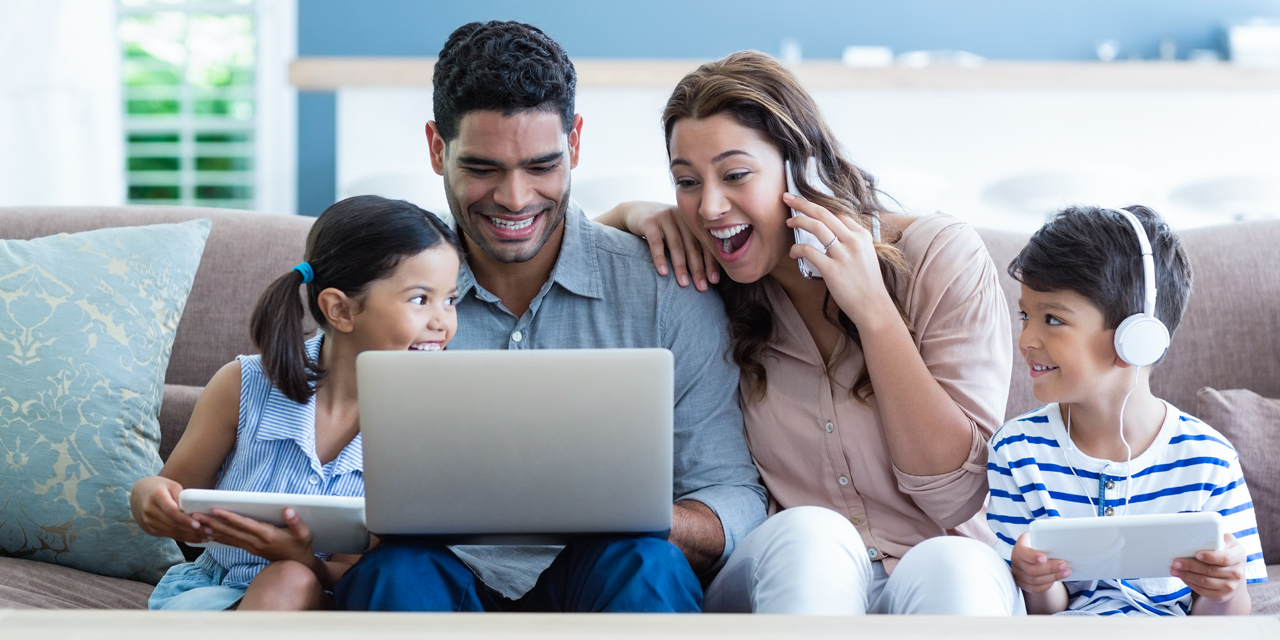 una familia que usa Internet de CenturyLink juntos