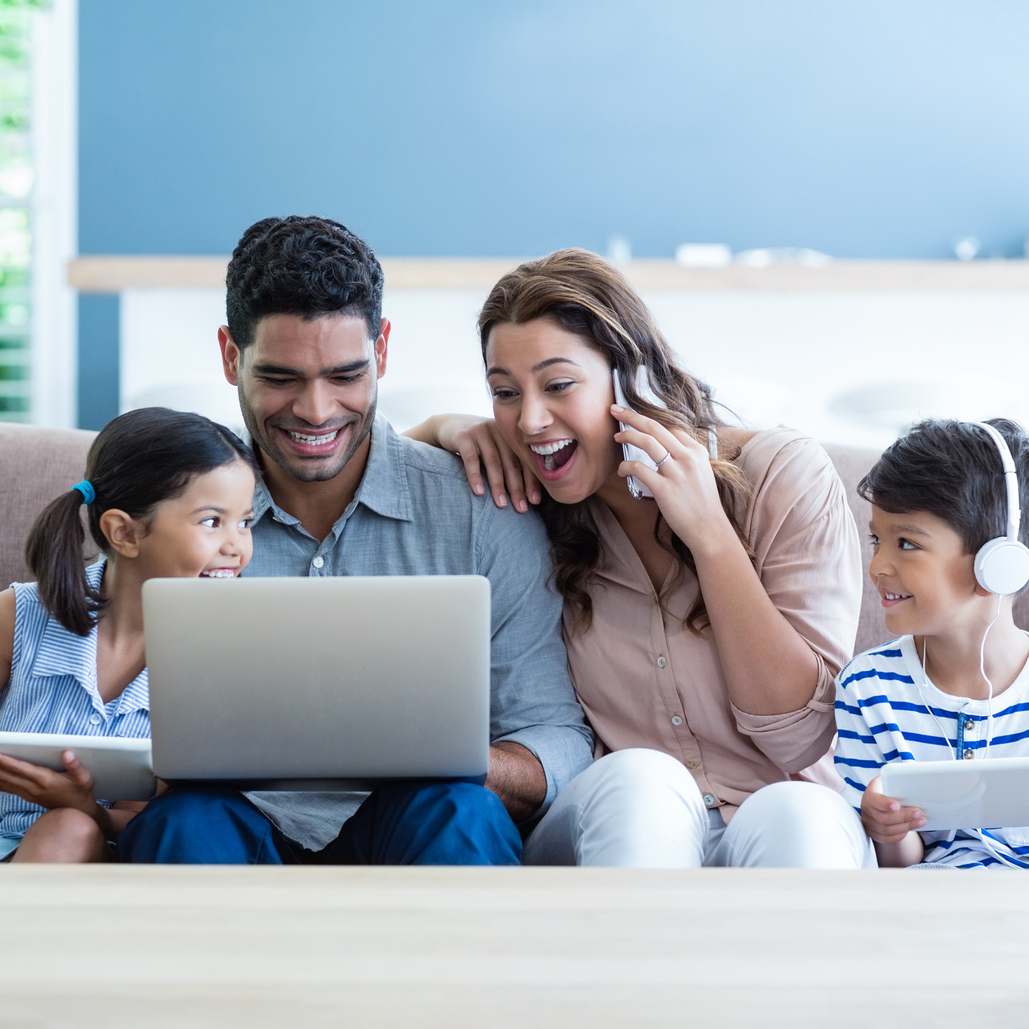 una familia que usa Internet de CenturyLink juntos
