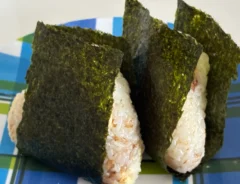 おかかチーズマヨおにぎりの写真(撮影:エニママ)