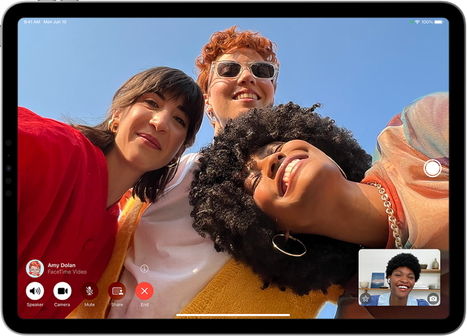 ચાર સહભાગીઓ સાથે ગ્રૂપ FaceTime કૉલ. સ્પીકર, કૅમેરા, મ્યૂટ કરો, કૉન્ટેંટ શેર કરો અને સમાપ્ત કરો બટન સહિતનાં FaceTime કંટ્રોલ નીચે ડાબી બાજુએ છે. કૉલ કરનારની ઇમેજ નીચે જમણી બાજુએ નાના લંબચોરસમાં દેખાય છે.