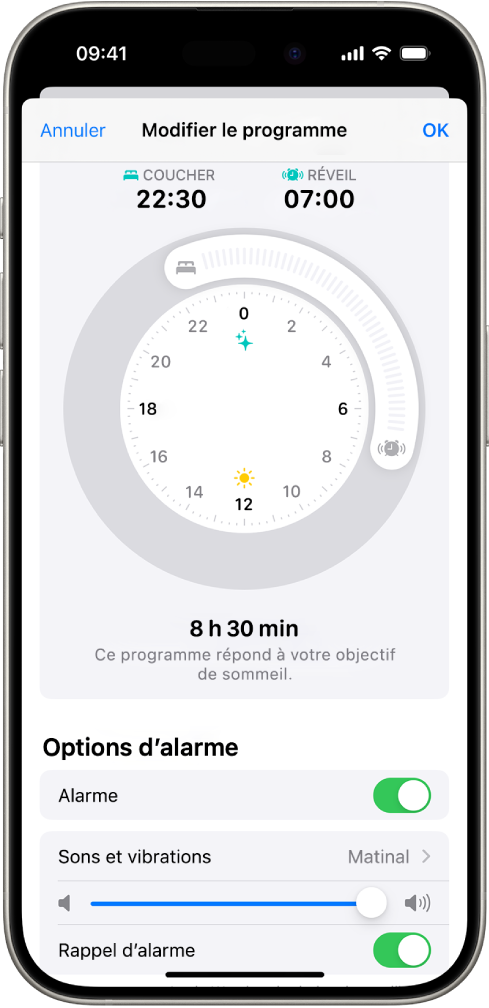 L’écran « Modifier le programme » dans Santé, avec les heures Coucher et Réveil en haut de l’écran, et des options d’alarme en bas de l’écran.