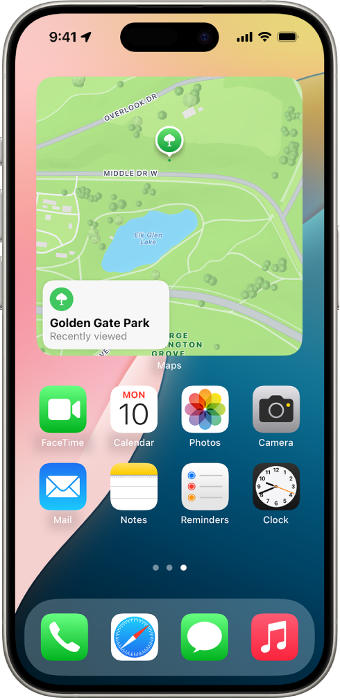 iPhone முகப்புத் திரையில் உள்ள மேப்ஸ் விட்ஜெட், பிற விட்ஜெட்கள் மற்றும் செயலி ஐகான்கள்.