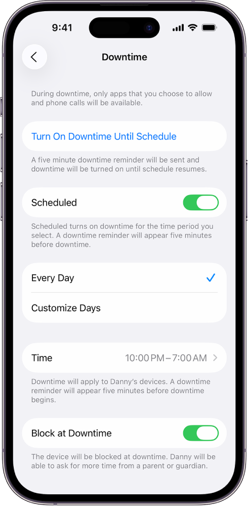 iPhone 显示“停用时间”设置屏幕。“定时”开关位于顶部附近。其下方显示的是“每天”和“自定义每日时长”选项,其中“每天”被选中。“开始”和“结束”时间位于屏幕中间,“停用期间阻止使用设备”按钮位于底部附近。