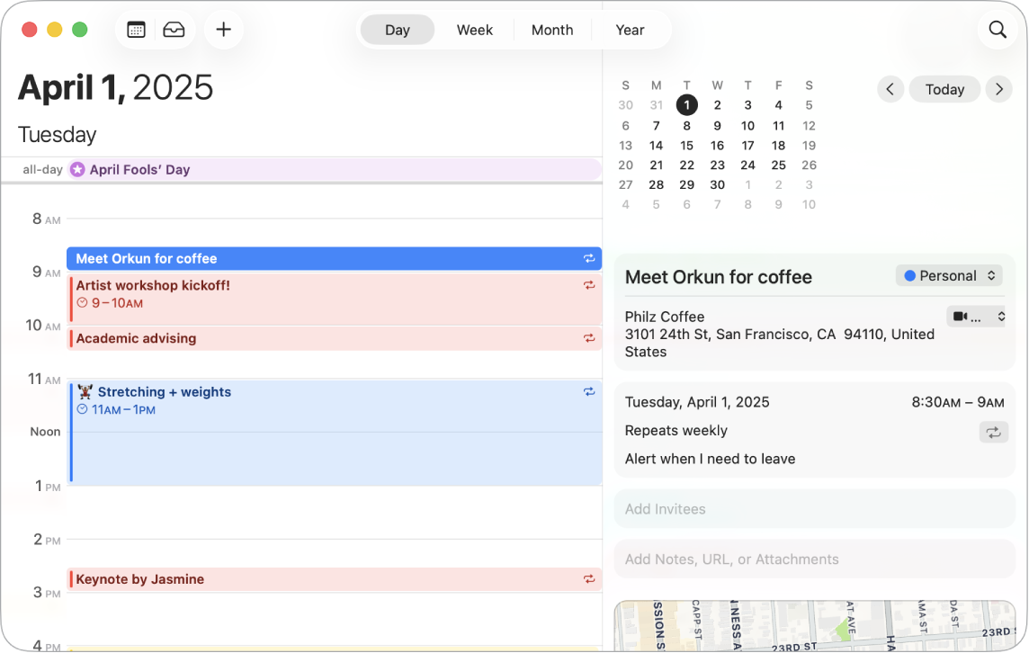 Una ventana de Calendario muestra cómo se crea un nuevo evento para las 13:00. La ventana “Mostrar detalles” muestra una ubicación para el evento, que el evento está configurado para repetirse semanalmente y que Calendario enviará un aviso cuando llegue la hora de salir.
