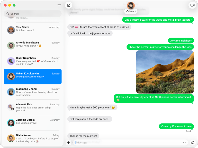 Okno aplikace Zprávy s několika konverzacemi na bočním panelu vlevo; vpravo se zobrazuje aktivní konverzace. Bubliny zpráv jsou zelené, což znamená, že byly poslány jako textové SMS, MMS nebo RCS zprávy.