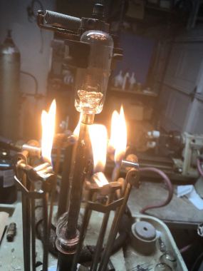 Tube sealing machine common in factories