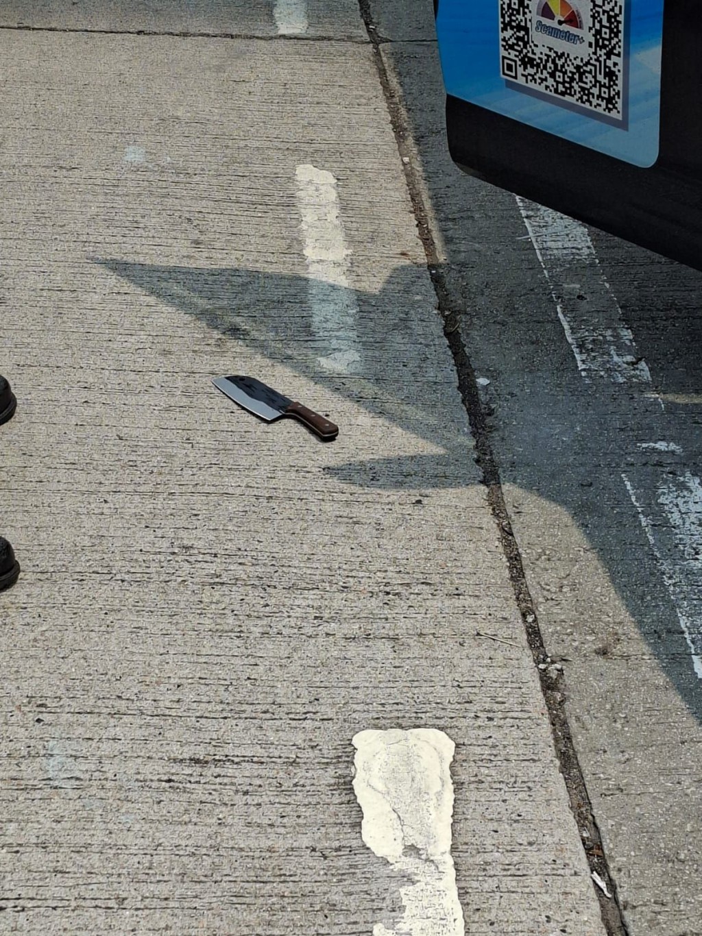 路面遺下一柄菜刀。fb置樂街坊群