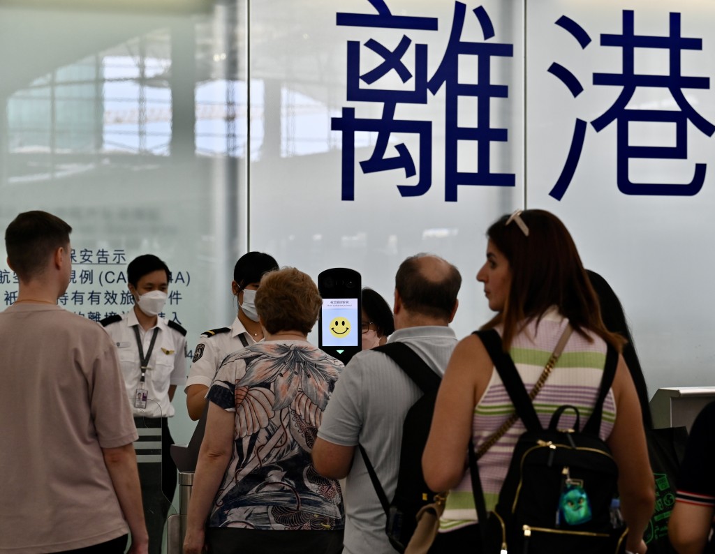 《財政預算案》提出飛機乘客離境稅由120元加至200元。資料圖片