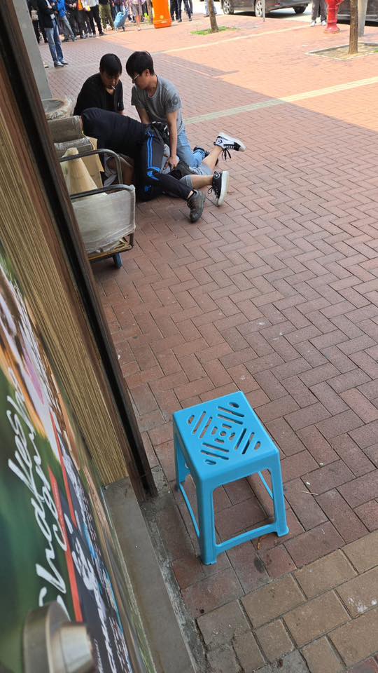 街坊合力制服持刀疑犯。fb置樂街坊群