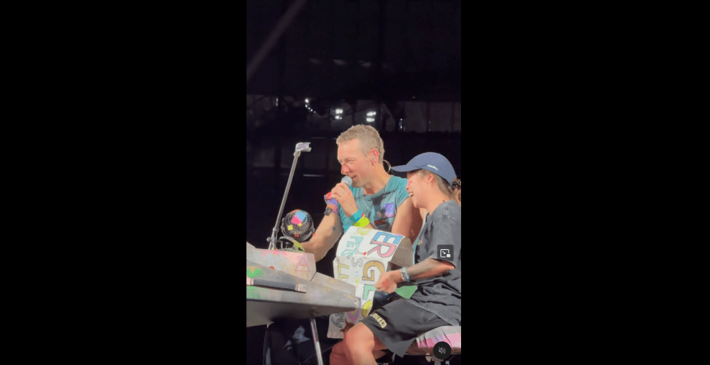 VICKY獲Coldplay主唱Chris Martin「點名」上台，獲得點歌機會及合唱。threads擷圖