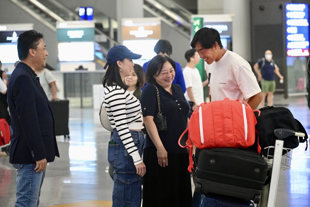 黄泽林家人到机场接机。苏正谦摄