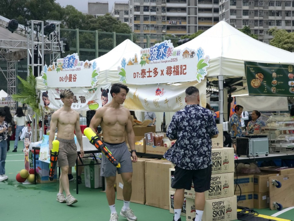 猛男在场内四处游走。曹露尹摄