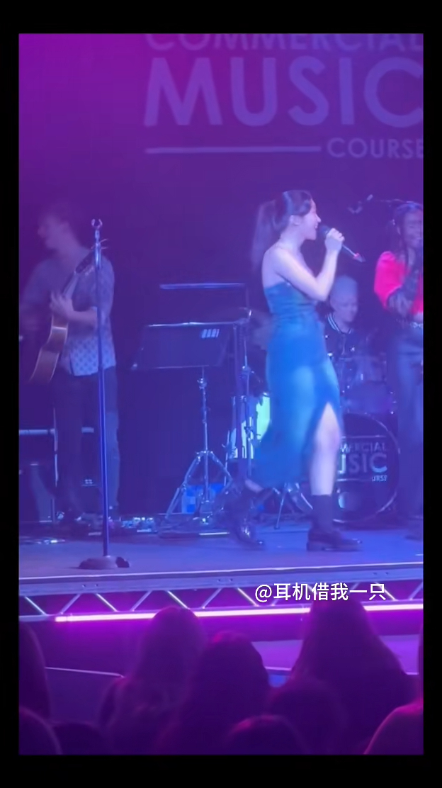 陳康堤在台上的身體律動與爸爸陳奕迅一樣。