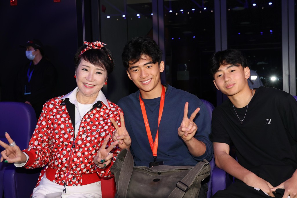 Lucas及Quintus陪嫲嫲狄波拉坐VIP位。