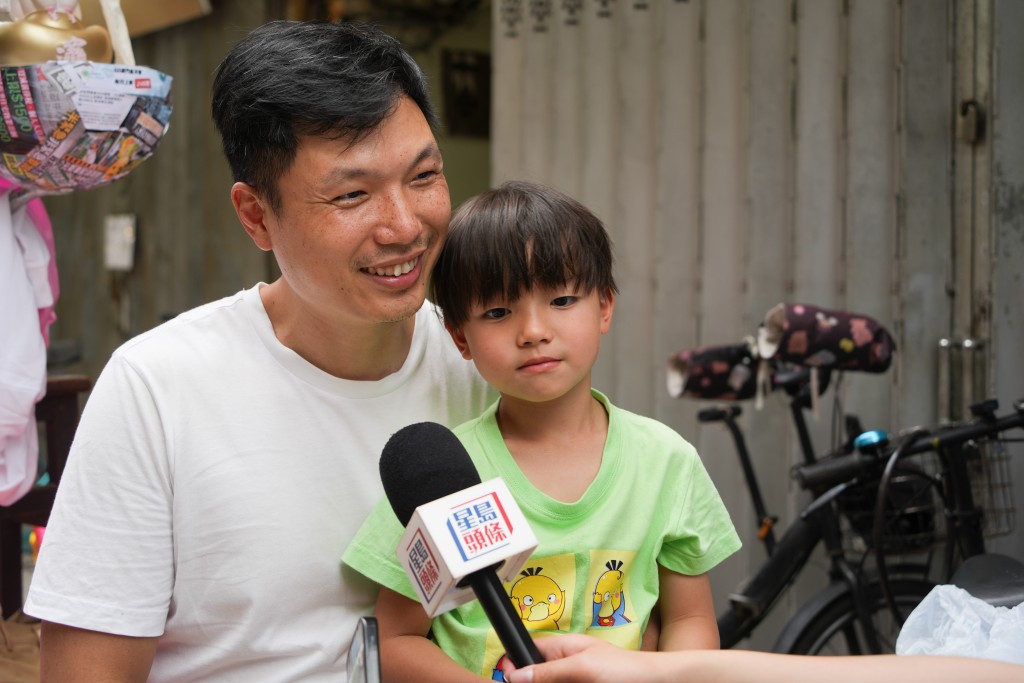 爾諾將擔任「七欖港隊成員」，父親為其準備退熱貼等降溫。