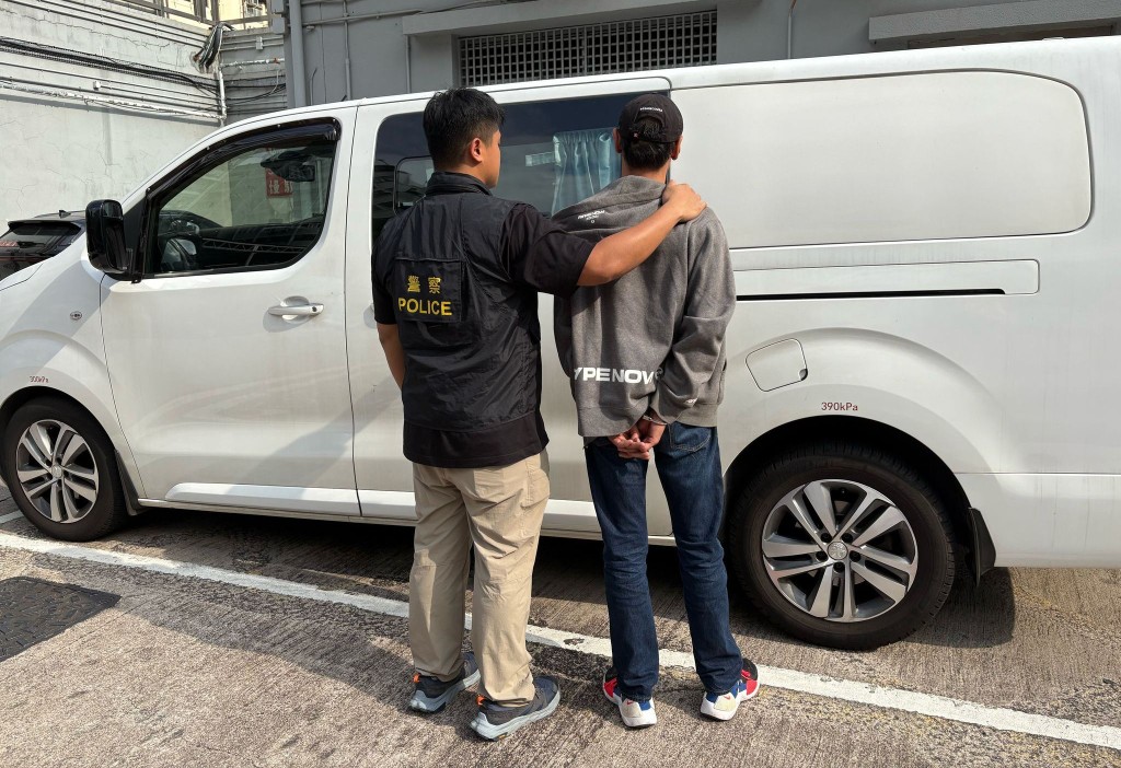 被捕41歲本地男子已被控一項「經營毒窟」罪及一項「販運危險藥物」罪。警方圖片