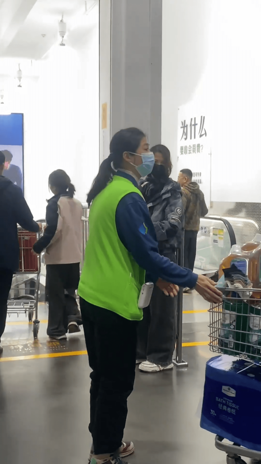 張晉推着堆滿東西的購物車走向蔡少芬的方向時,被職員截停。