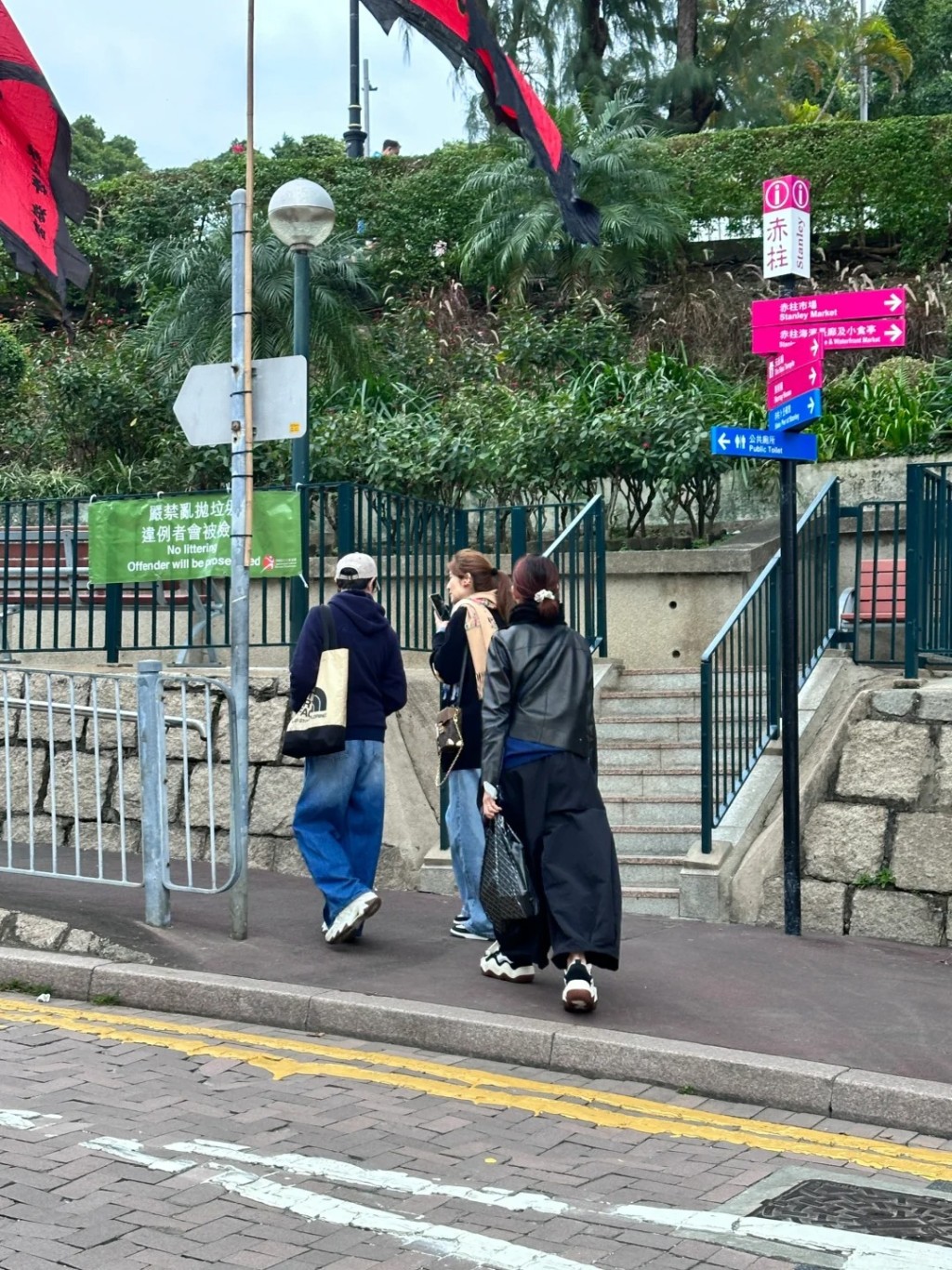 網民發文指:「和我們迎面走過去,我們直接愣了一下,猶豫半天很緊張還是追上去問了一嘴,皇后娘娘好溫柔地和我們解釋因為和朋友在一起所以不方便。」