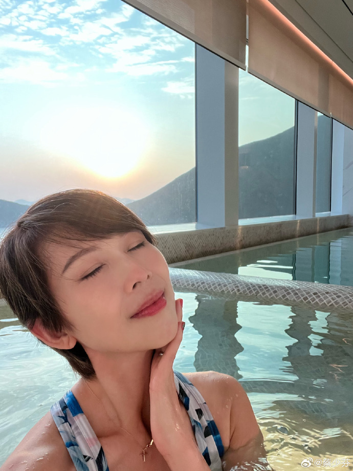 翻查舊照,蔡少芬之前耳垂已出現摺紋。