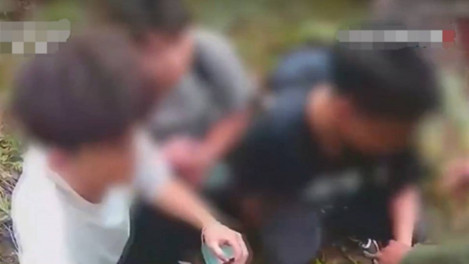 三人结伴欲偷渡出境。央视新闻