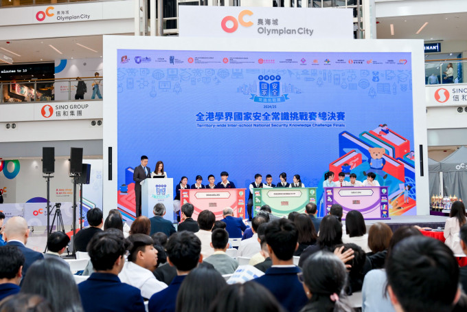 同學於比賽中參與搶答環節，戰況十分激烈。