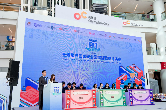 同學於比賽中參與搶答環節，戰況十分激烈。