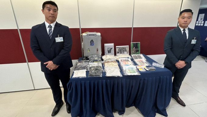 警方在香港國際機場，以「販運危險藥物」及「串謀販運危險藥物」罪拘捕2名男子。林思明攝