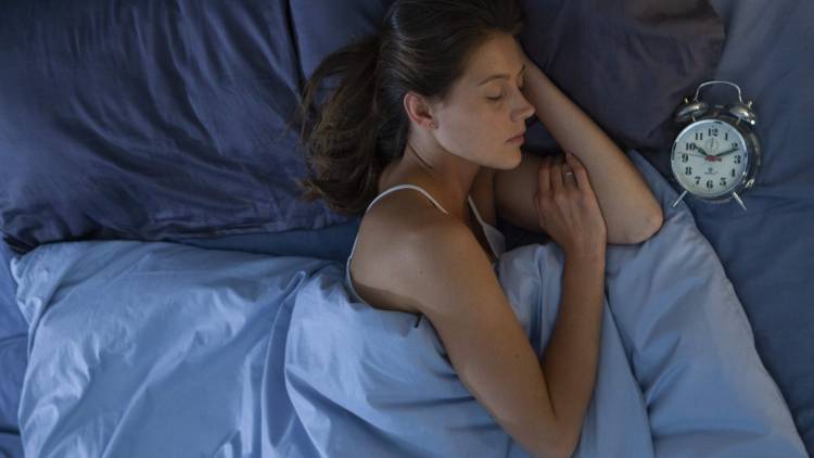 全身スッキリ&ぐっすり眠れる全身ほぐし術【血行促進&リラックス】たった1分手足を揺らすだけ!