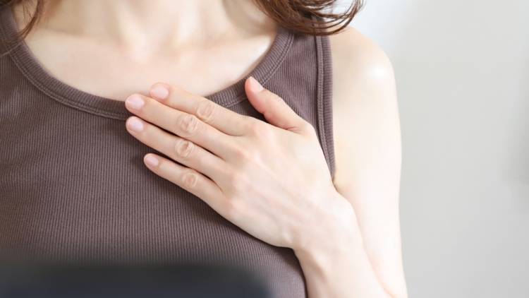 老け乳の原因は胸じゃない!背中から変える若返りバストアップストレッチ