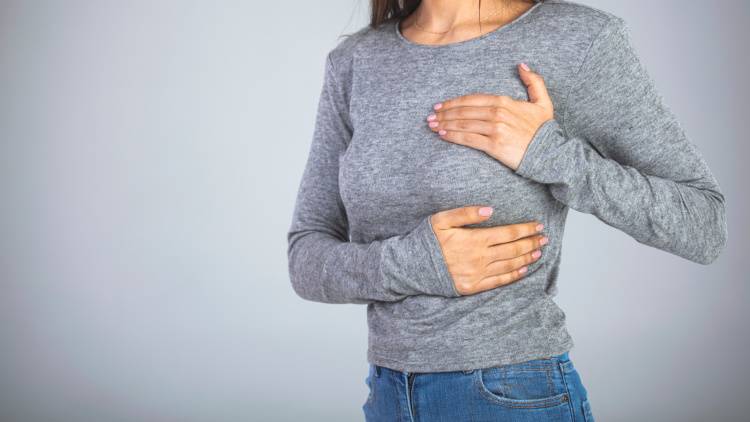 血縁に乳がんの人がいる場合どうすべき?乳がんの5%「遺伝性乳がん卵巣がん(HBOC)」の検査と向き合い方|専門医が解説