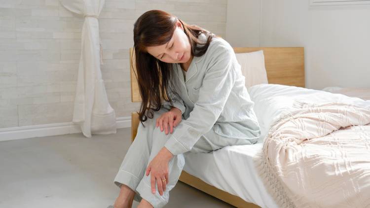 「脚が重い人」は朝これだけ。巡りを促し目覚めが変わる1分ヨガストレッチ