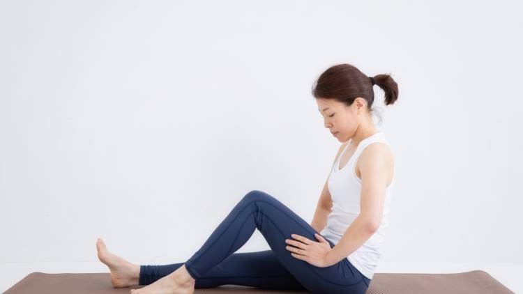 【前ももパンパン問題】柔らかさが脚を細く軽くする!立ったまま行う前ももストレッチ